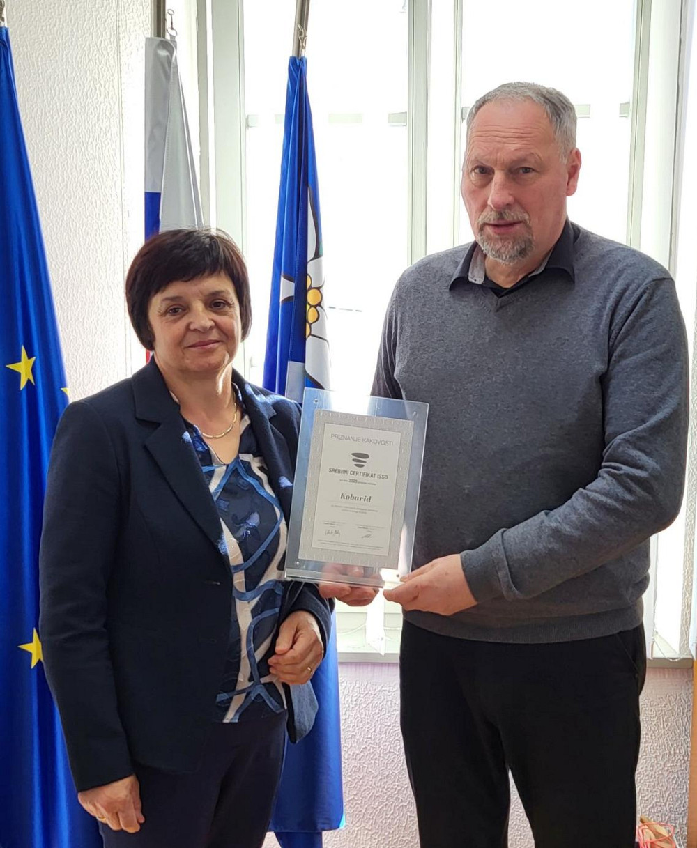 OBČINA KOBARID JE NA PODLAGI ANALIZE RAZVOJNIH KAZALNIKOV ZA LETO 2024 PREJELA SREBRNI ISSO-CERTIFIKAT RAZVOJNE ODLIČNOSTI ZA LETO 2025, s čimer se je uvrstila med razvojno uspešnejše slovenske občine, ki prebivalcem zagotavljajo kakovostno življenjsko okolje. 