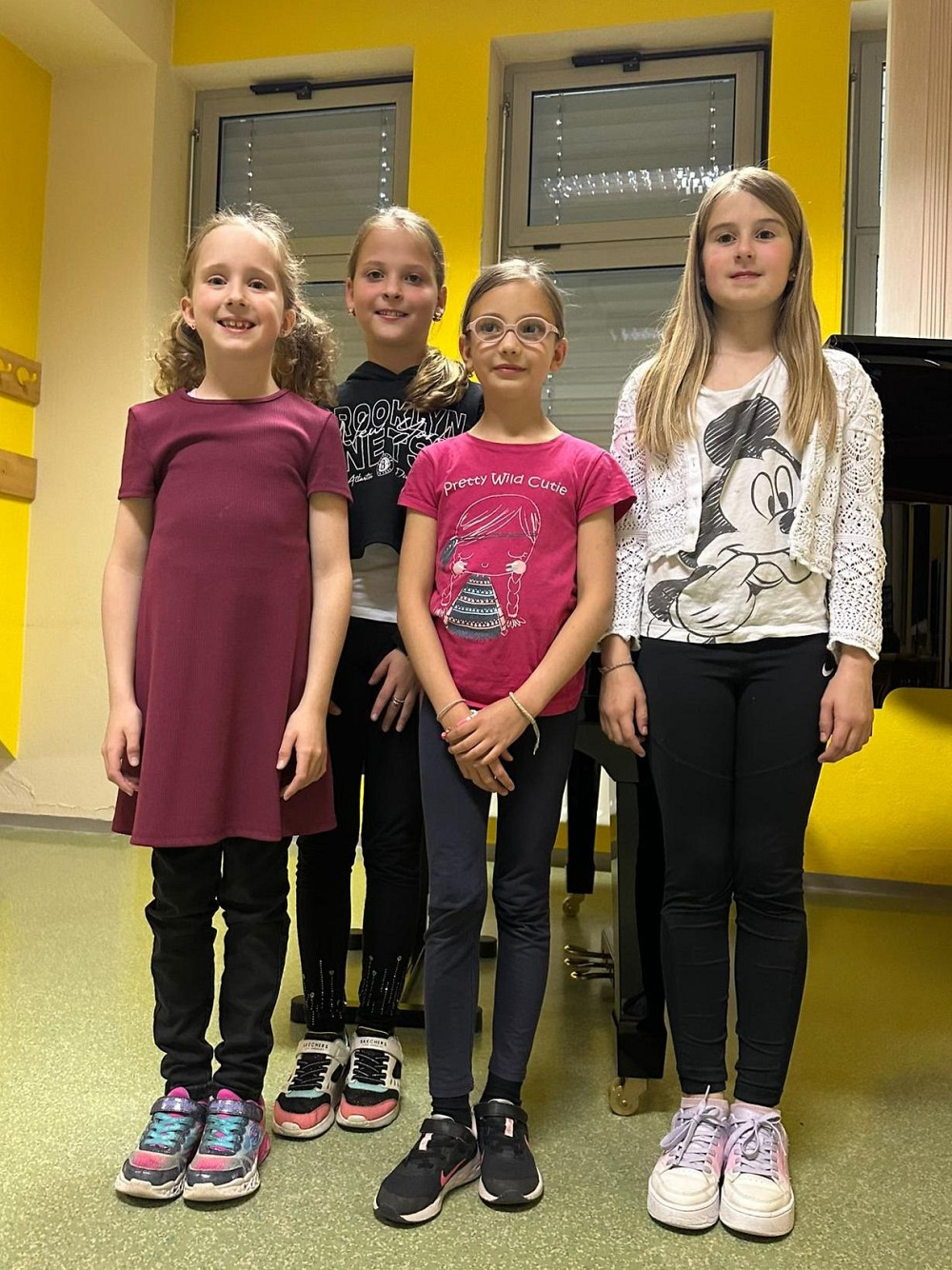 NA GLASBENI ŠOLI TOLMIN SO USPEŠNO ZAKLJUČILI ŠOLSKO LETO, ki so ga zaznamovali številni glasbeni dogodki, ustvarjalni projekti in izjemni tekmovalni dosežki. Na sliki so tekmovalke oddelka Bovec.&nbsp;