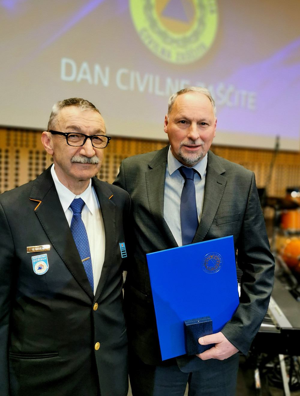 ŽUPAN OBČINE KOBARID, MARKO MATAJURC, JE NA OSREDNJI DRŽAVNI SLOVESNOSTI PREJEL ZLATI ZNAK CIVILNE ZAŠČITE za dolgoletno delo na področju zaščite in reševanja, med prejemniki regijskih priznanj pa sta bila tudi Tilen Rakušček in Damjan Žagar. 