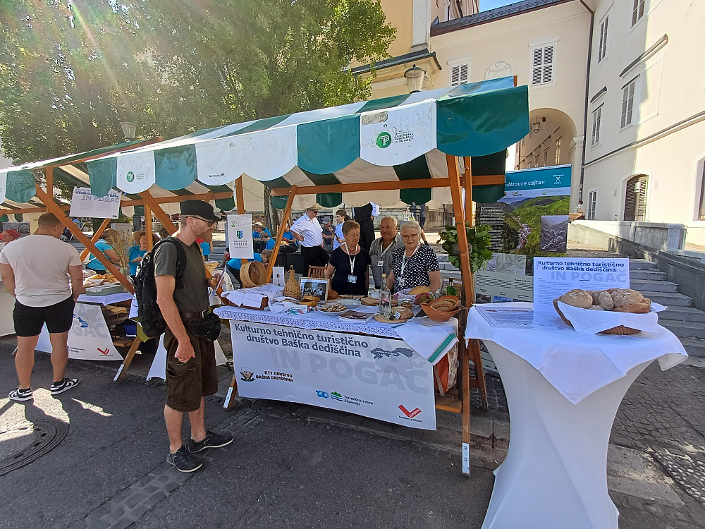 S SRČNOSTJO, LEPO PREDSTAVLJENIMI DOBROTAMI IN PRIJAZNOSTJO so društva ustvarila čudovit dan, poln okusov in pristnega vzdušja.