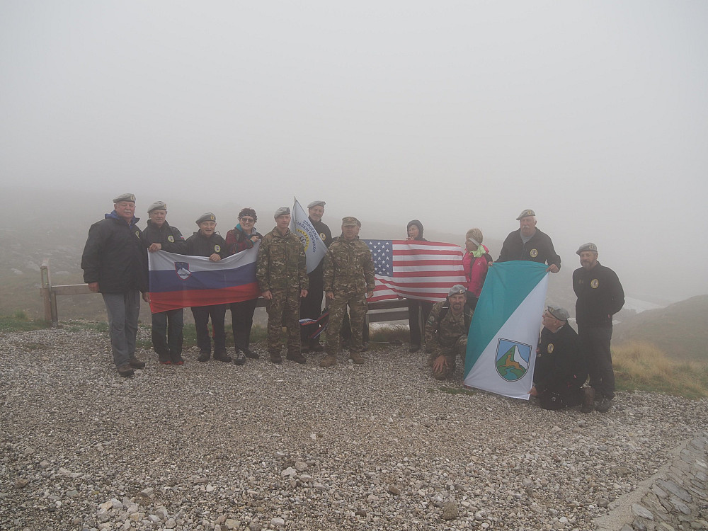 OB 80. OBLETNICI SMUČARSKE TEKME 10. GORSKE DIVIZIJE AMERIŠKE VOJSKE NA MANGARTSKEM SEDLU so udeleženci na spominski slovesnosti položili venec in razvili zastave.&nbsp;