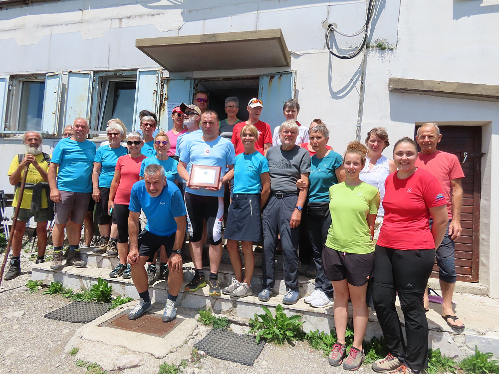 »UPRAVITELJI TE PRILJUBLJENE POSTOJANKE SO LAHKO PONOSNI, da je njihova koča posvečena takemu človeku, domačinu, ki so ga vsi poznali in spoštovali.« (Iz nagovora Dušana Jelinčiča)&nbsp;