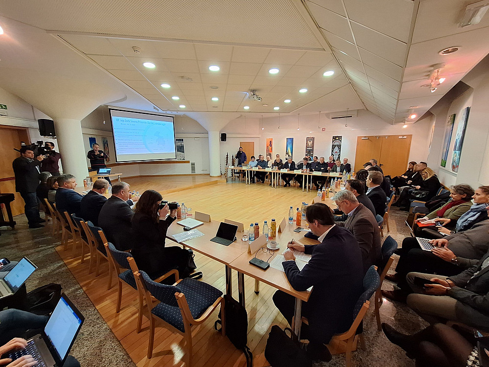 SVET SEVERNE PRIMORSKE (GORIŠKE) RAZVOJNE REGIJE JE NA 137. SEJI SOGLASNO PODPRL NADALJNJE DEJAVNOSTI OBČINE BOVEC IN VLADNO NAMERO O FINANCIRANJU IZGRADNJE NOVE KROŽNOKABINSKE ŽIČNICE NA KANINU, pri čemer predstavlja podpis pisma o nameri pomemben korak k prenovi edinega visokogorskega smučišča v Sloveniji ter dolgoročni krepitvi turizma in gospodarstva regije.