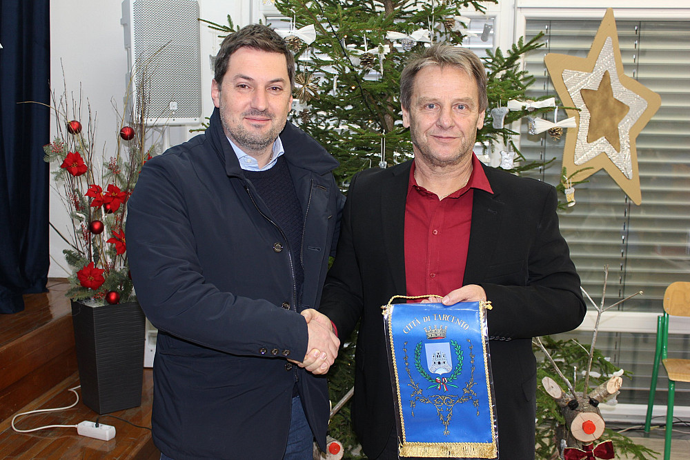 V SKLOPU DOLGOLETNEGA SODELOVANJA POBRATENIH OBČIN SO UČENCI OŠ ČENTA DECEMBRA OBISKALI OŠ BOVEC, kjer so jih sprejeli s kulturnim programom in sodelovali v različnih delavnicah, s čimer so še okrepili prijateljske vezi med šolama.