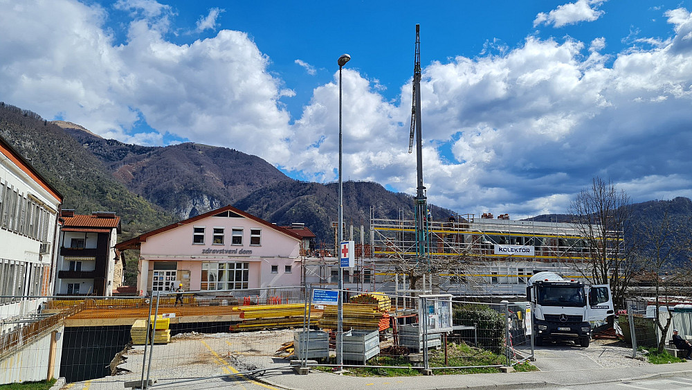 NA OBJEKTIH CENTRALNE STAVBE ZDRAVSTVENEGA DOMA TOLMIN trenutno potekajo najbolj obsežna gradbena dela, med drugim gradnja prizidka, ki bo vse obstoječe objekte povezal v funkcionalno celoto. Dela bodo predvidoma zaključena maja prihodnje leto. Naslednja faza bo ureditev satelitskega urgentnega centra, enega od 15 v državi, ki jih je potrdila vlada.