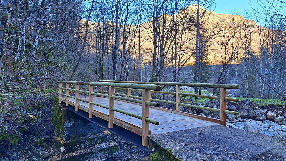 OBČINA BOVEC JE V OKVIRU PARTICIPATIVNEGA PRORAČUNA OBNOVILA »GORENJI« MOST ČEZ POTOK SLATENIK V ČEZSOČI, vrednost naložbe pa je znašala 15.000 evrov. 