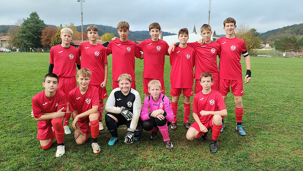 NOGOMETNA ŠOLA OPLAST, KI LETOS VKLJUČUJE 116 OTROK V SELEKCIJAH OD U7 DO U15 IN DEKLIŠKI EKIPI, se ponaša z izboljšanimi pogoji za vadbo ter jasno vizijo celostne vzgoje mladih športnikov, ki redno nastopajo na tekmovanjih in razvijajo vrednote vztrajnosti, poštenosti ter ljubezni do igre.