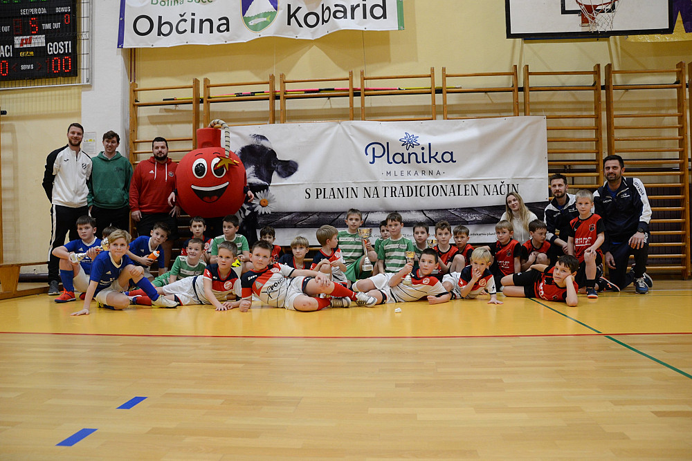 KMN OPLAST KOBARID JE V ZAČETKU FEBRUARJA USPEŠNO ORGANIZIRAL 1. BOMBIJEV TURNIR ZA MLAJŠE SELEKCIJE, na katerem je v športni dvorani Kobarid 44 ekip in več kot tristo otrok ob podpori številnih gledalcev in prostovoljcev odigralo napete tekme, dogodek pa je požel pohvale ter postavil temelje za tradicijo