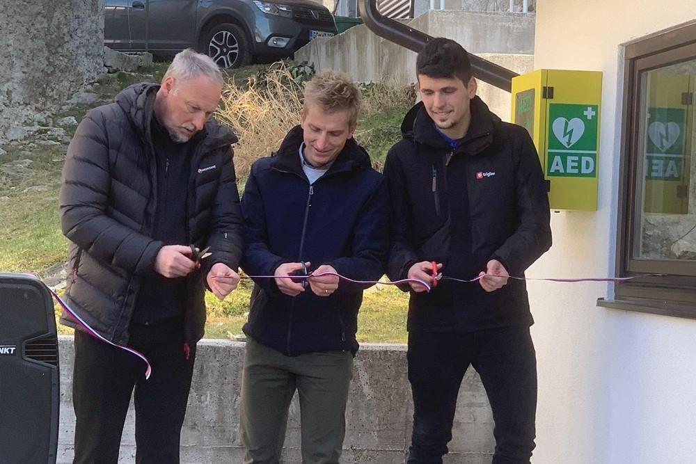 V DECEMBRU JE BILA NA OBČINI KOBARID PODPISANA DONATORSKA POGODBA Z ZAVAROVALNICO TRIGLAV ZA NAKUP DEFIBRILATORJA, ki je zdaj javno dostopen na vaškem objektu v vasi Koseč in pomembno prispeva k večji varnosti domačinov in turistov