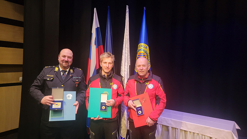 PREJEMNIKI REGIJSKIH PRIZNANJ CIVILNE ZAŠČITE – (z leve proti desni) Predsednik Jurij Kenda Maver je v Ajdovščini prevzel plaketo CZ v imenu Gasilske zveze Tolmin, Tilen Rakušček iz kobariške skupine GRS Tolmin je prejel bronasti znak, načelnik GRS Tolmin Metod Fon pa srebrni znak. Podelitve se ni mogel udeležiti prejemnik plakete Miljko Lesjak iz GRS Tolmin. 