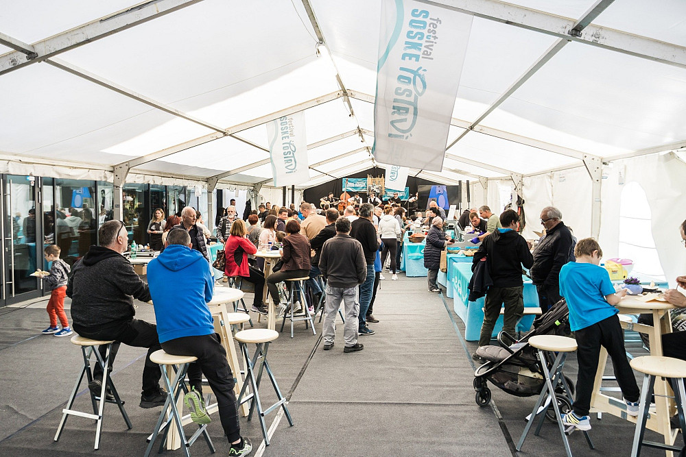 RIBJA TRŽNICA JE BILA OSREDNJI DOGODEK LETOŠNJEGA FESTIVALA SOŠKE POSTRVI. Njen osnovni namen je promocija ribe kot kakovostnega prehranskega vira in predstavljanje ponudnikov iz lokalnega okolja širši javnosti. Kot tako jo želijo organizatorji skupaj s festivalom še naprej razvijati. 