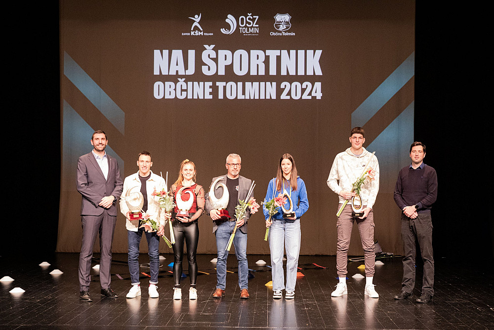 NAJ ŠPORTNIKI LETA 2024, ki so se lahko udeležili razglasitve, z županom Alenom Červom in direktorjem ZKŠM Tolmin Matjažem Žbogarjem. 