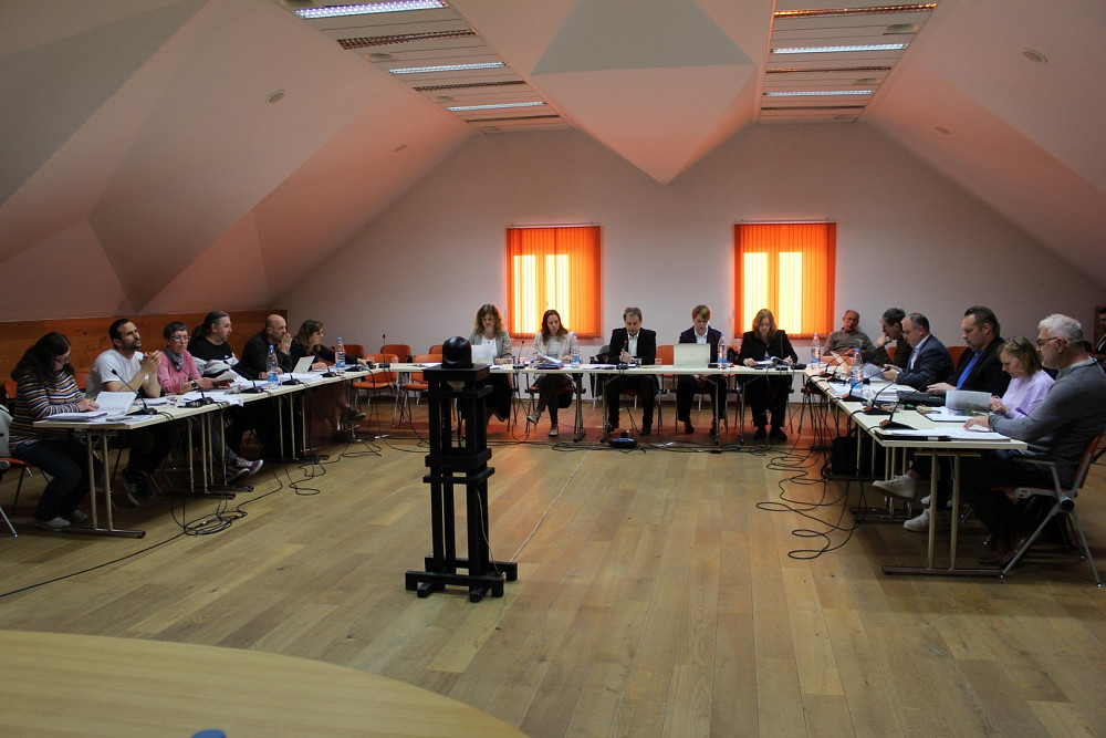 NA 20. REDNI SEJI OS OBČINE BOVEC so svetniki izglasovali nezaupnico županu in podprli izvedbo posvetovalnega referenduma o zaupnici županu, ki ga je župan nato zadržal. Obravnavali so še projekt revitalizacije smučarskega centra Kanin, potrdili zaključni račun proračuna za preteklo leto ter preoblikovali Javni zavod Kanin v Sončni Kanin. 