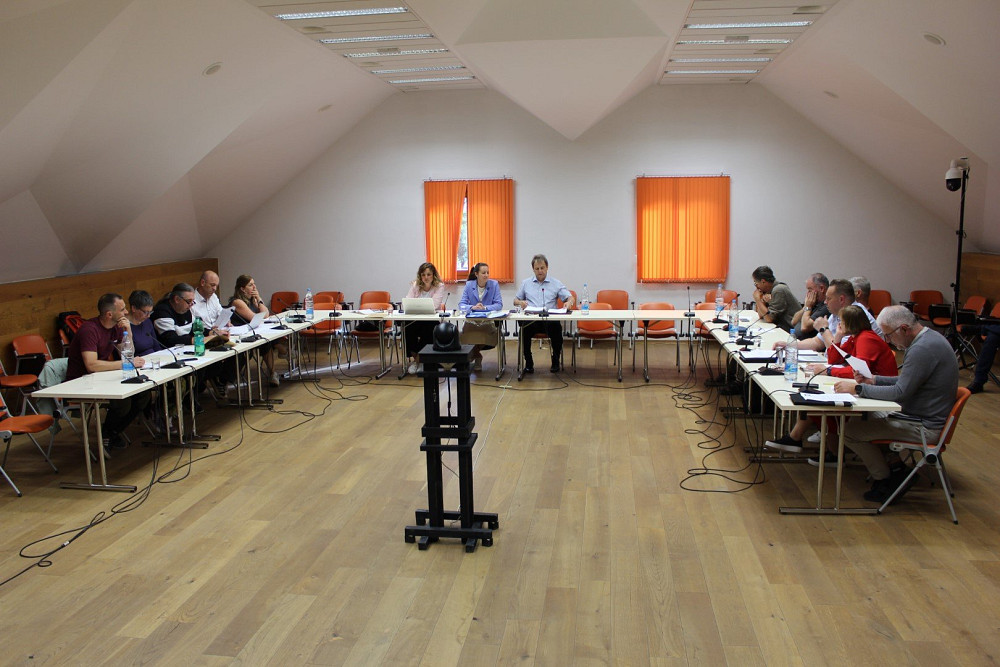 NA ZAHTEVO LISTE ZA POSOČJE JE BILA SKLICANA 5. IZREDNA SEJA OBČINSKEGA SVETA OBČINE BOVEC, na kateri so med drugim razpravljali o projektu Sončni Kanin in ponovno izglasovali izvedbo referenduma o nezaupnici županu.