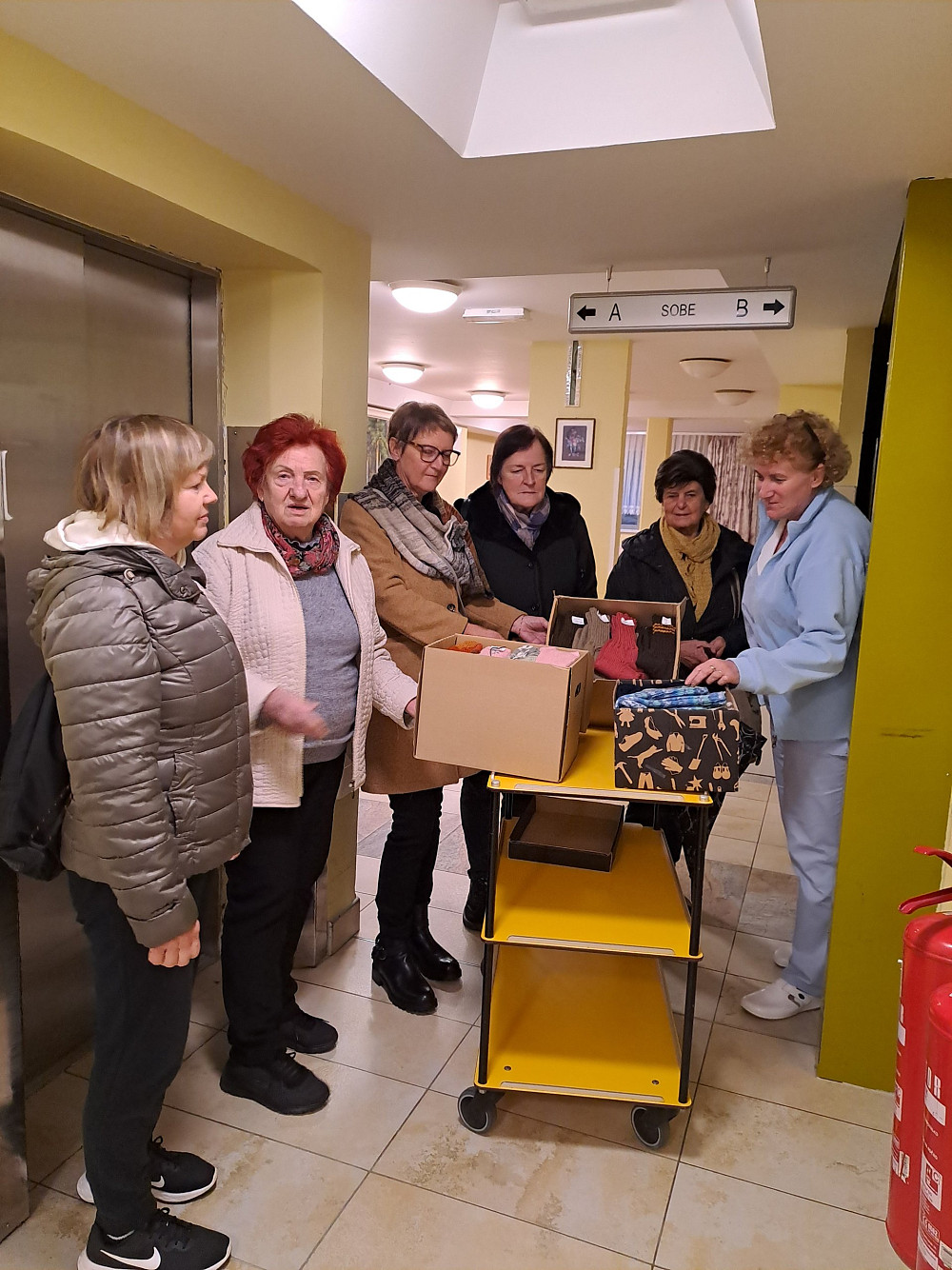 Z DOBRODELNO GESTO SO ROČNODELKE, KI DELUJEJO V OKVIRU VEČGENERACIJSKEGA CENTRA GORIŠKE, ogrele srca in stopala stanovalcev Doma upokojencev Tolmin.&nbsp;