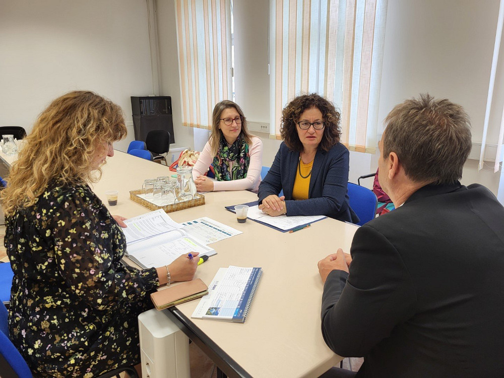 ŽUPAN OBČINE BOVEC VALTER MLEKUŽ JE NA PRVEM ORGANIZACIJSKEM SESTANKU gostil strokovno direktorico Poletne šole Bovec prof. dr. Cristino Beretto in koordinatorko projekta dr. mag. Fiorenzo Ninin.