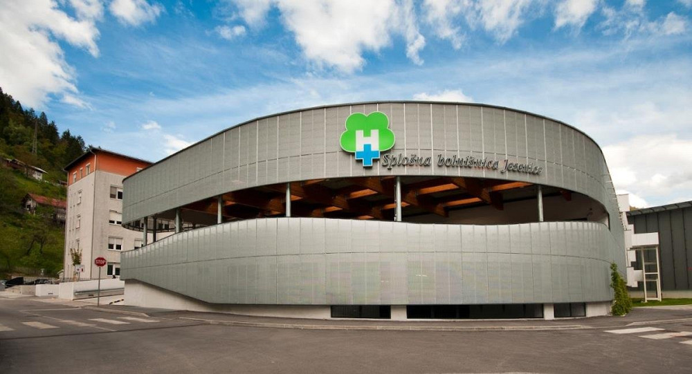 ZA OBMOČJE, KOT JE BOVŠKO, KJER JE DOSTOPNOST DO ZDRAVSTVENIH STORITEV ŽE SICER OMEJENA, SB Jesenice predstavlja življenjsko pomembno povezavo do zdravstvene oskrbe. 