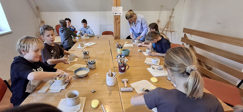 FESTIVAL SOŠKE POSTRVI JE POPESTRILA TUDI USTVARJALNA DELAVNICA Z GLINO, na kateri so otroci pod vodstvom Petre Markič oblikovali skodelice z motivi ribic.&nbsp;