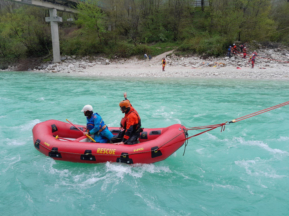 OBČINA BOVEC JE DRIVS PREDALA NOV REŠEVALNI RAFT, ki bo pripomogel k učinkovitejšemu reševanju na vodi in iz vode.