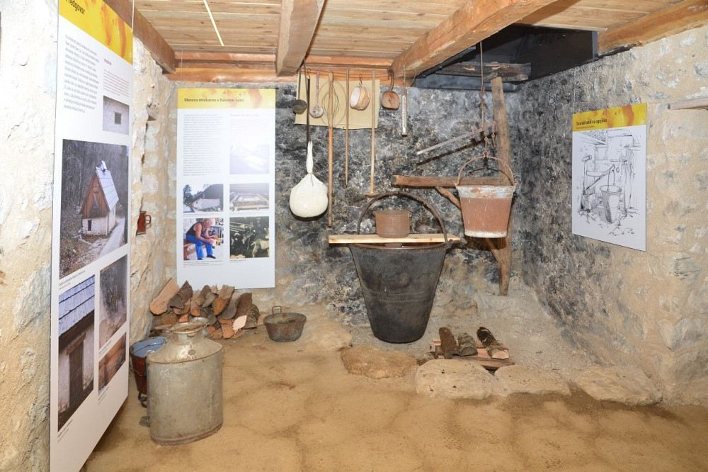 OBNOVLJENA MLEKARNA NA RAVNEM LAZU KOT MUZEJSKA IN TURISTIČNA TOČKA na pohodniški poti skozi Julijske Alpe nudi vpogled v bogato dediščino bovškega sirarstva in pašništva.&nbsp;