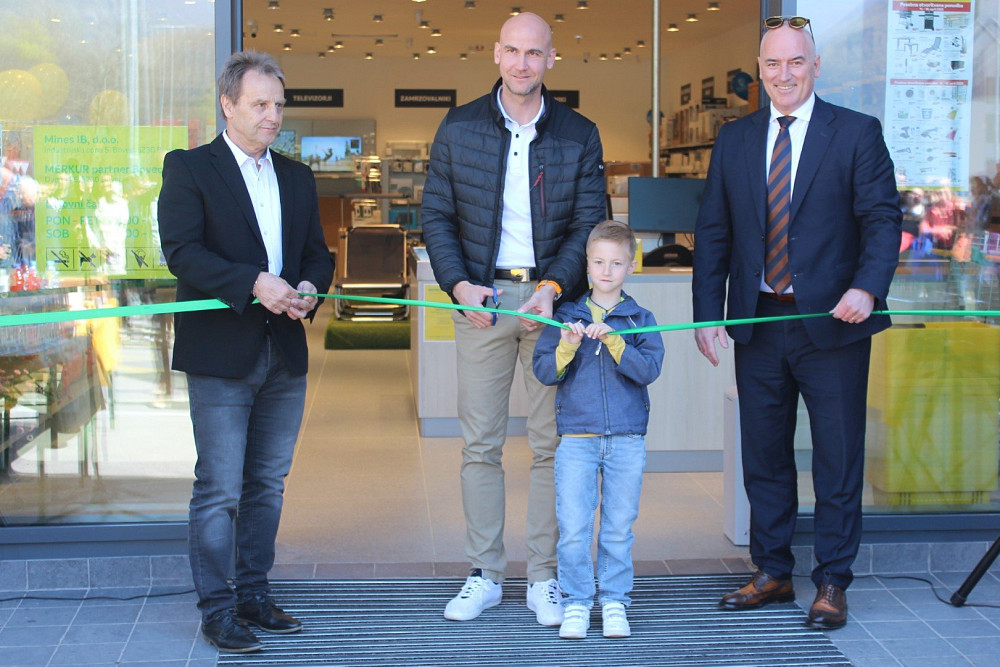 Z ODPRTJEM FRANŠIZNE TRGOVINE MERKUR BOVEC je domačin Matej Klavora izpolnil osebni cilj in Bovško ter širše Zgornje Posočje obogatil z nujno potrebno ponudbo za gradbeništvo.
