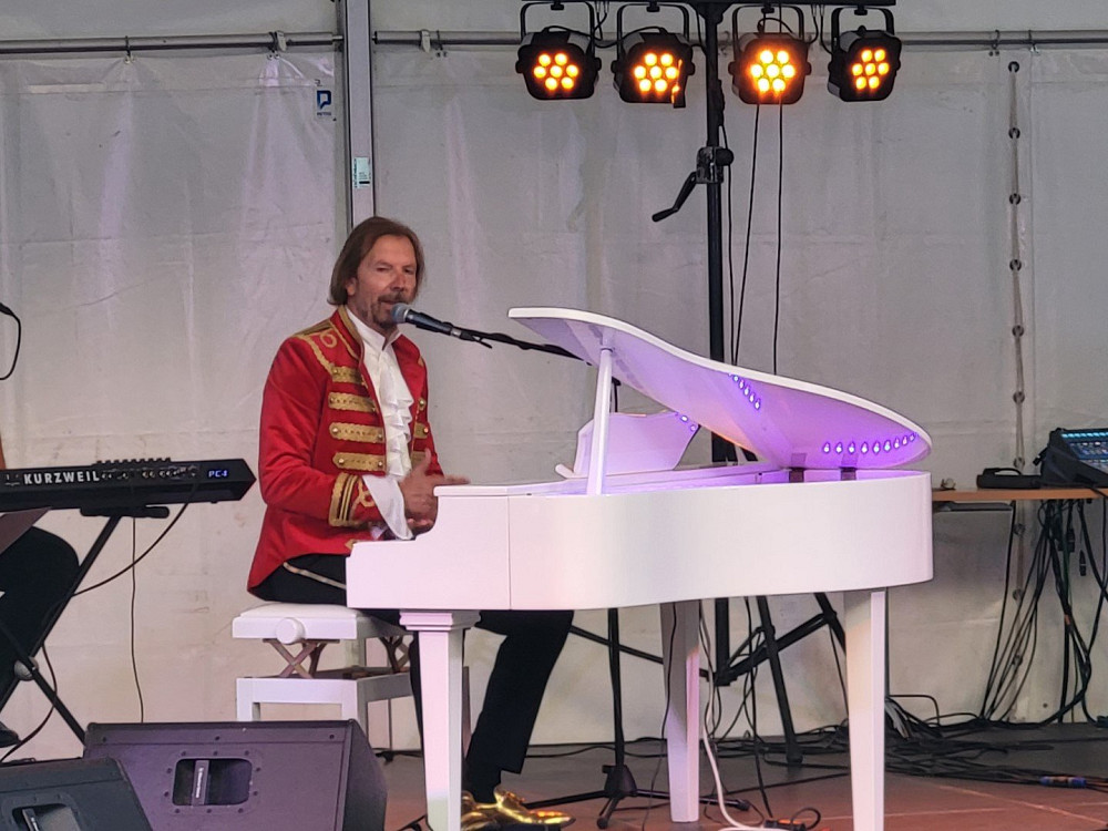 LANSKOLETNI POLETNI UTRIP V KOBARIDU – NA FOTOGRAFIJI NASTOP GIANNIJA RIJAVCA. Tudi letos se obeta bogat program z glasbo, ustvarjalnostjo in druženjem pod večernim nebom.