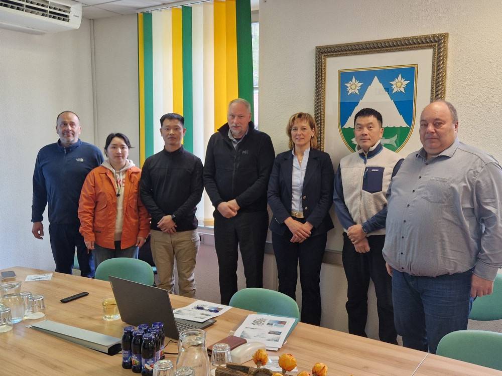 ŽUPAN MARKO MATAJURC IN VODJA MEDOBČINSKE UPRAVE OBČIN BOVEC, KOBARID, TOLMIN IN KANAL OB SOČI SUZANA KONEC STA NA OBČINI KOBARID SPREJELA GOSTE IZ KITAJSKE IN HRVAŠKE ter predstavila način upravljanja na rekah Soča in Koritnica. Kitajske goste je posebej zanimal model plovbnega režima, ki uspešno združuje varnost, trajnost in zakonodajo.