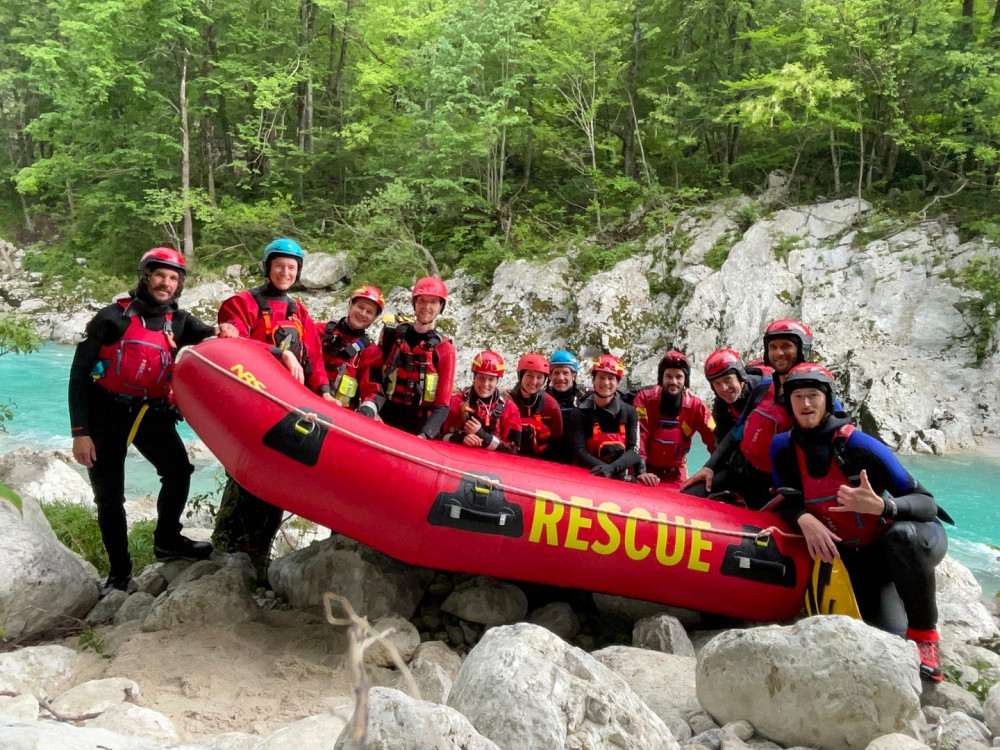OBČINA KOBARID JE DRUŠTVU REŠEVALCEV IZ VODE V LETOŠNJEM LETU NAMENILA 25 TISOČ EVROV ZA NAKUP NUJNE OPREME. Nova oprema je bila prvič preizkušena na skupni vaji z vodno reševalno službo iz Beljaka.