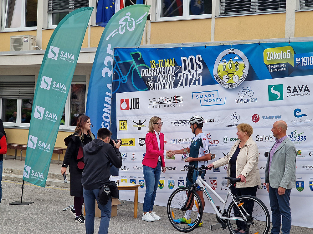 KOLESARJI SO BILI TOPLO SPREJETI TUDI V KOBARIDU – pred Osnovno šolo Simona Gregorčiča v Kobaridu so kolesarje sprejeli učenke in učenci, ravnatelj Simon Skočir, predstavnica Karitas Metka Gregorčič in podžupanja Občine Kobarid Urška Miklavič.