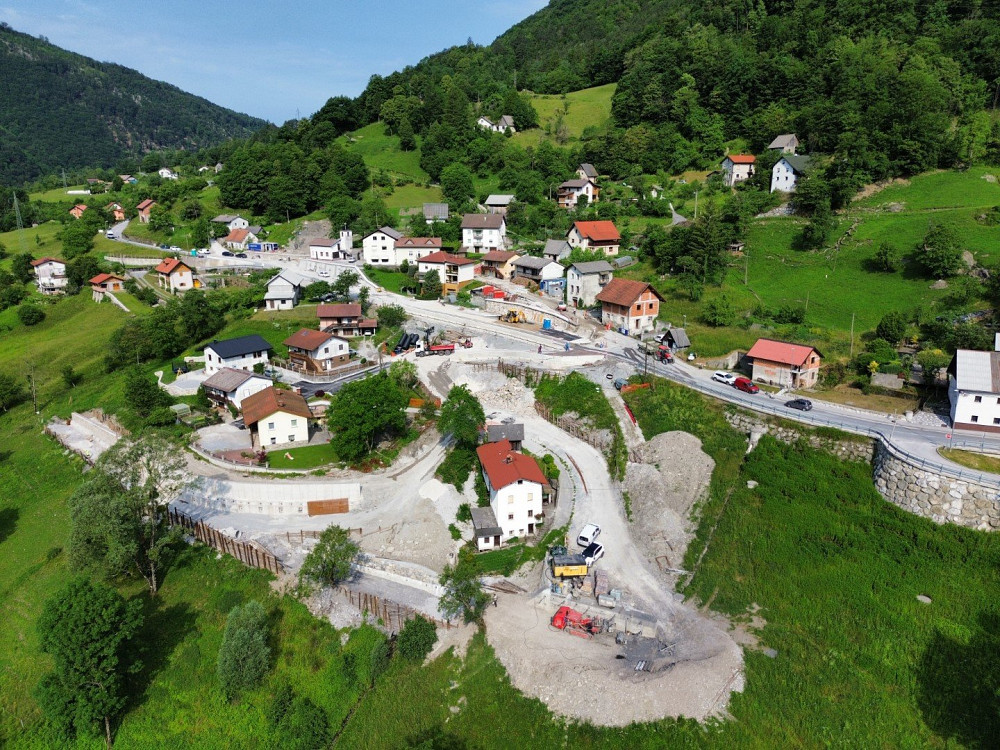 DVE PILOTNI STENI POD GRAHOVIM OB BAČI bosta zaustavili nadaljnje drsenje terena in utrdili cestišče, kar je tudi predpogoj za nadaljevanje sanacije.