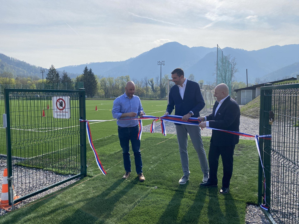 NOGOMETNO IGRIŠČE Z UMETNO TRAVO NA LOGU so ob pomoči najmlajših selekcij Nogometne šole Hidria uradno predali namenu sredi aprila, zadovoljni uporabniki pa na njem trenirajo in tekmujejo že od februarja.