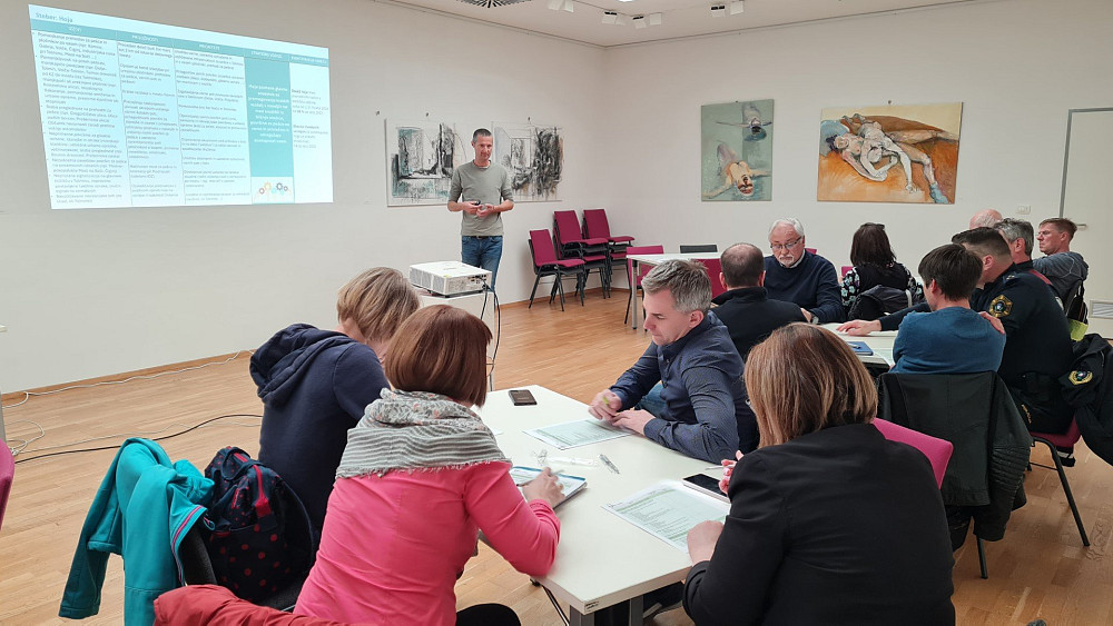NA SREČANJU ŠIRŠE DELOVNE SKUPINE ZA PRIPRAVO OCPS, ki je bila 9. aprila v Kinogledališču Tolmin, so izdelovalci dokumenta članom najprej predstavili zaključke iz predhodnih korakov, sledila pa je delavnica o ukrepih in možnih scenarijih izvajanja.