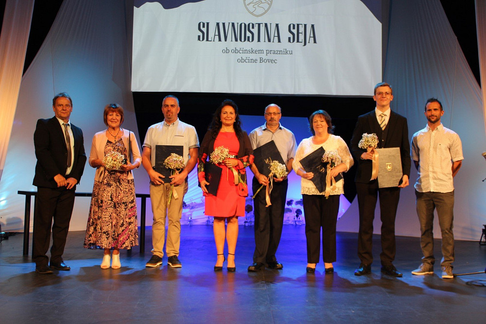 NA SLAVNOSTNI SEJI OB PRAZNIKU OBČINE BOVEC sta župan Valter Mlekuž in predsednik Komisije za priznanja in nagrade Matej Bradaškja v osrednjem delu dogodka podelila priznanja šestim izjemnim posameznikom.