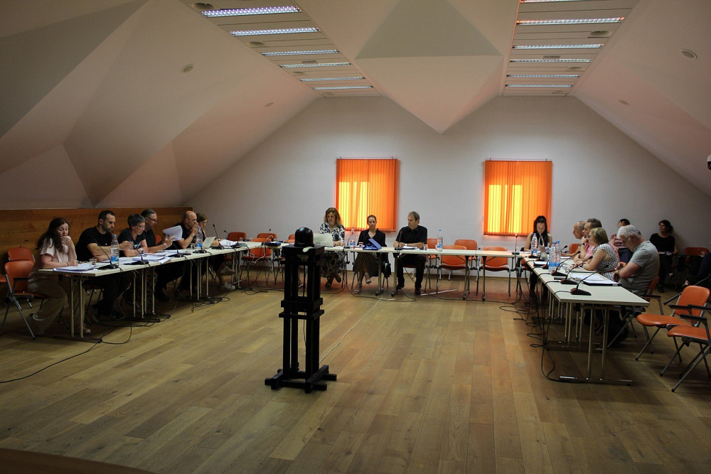 NA SEJI OBČINSKEGA SVETA OBČINE BOVEC SO OB SPREJETJU PISMA O NAMERI VLADE RS ZA SONČNI KANIN razpravljali o nadaljnjih korakih in vključevanju občanov v projekt.