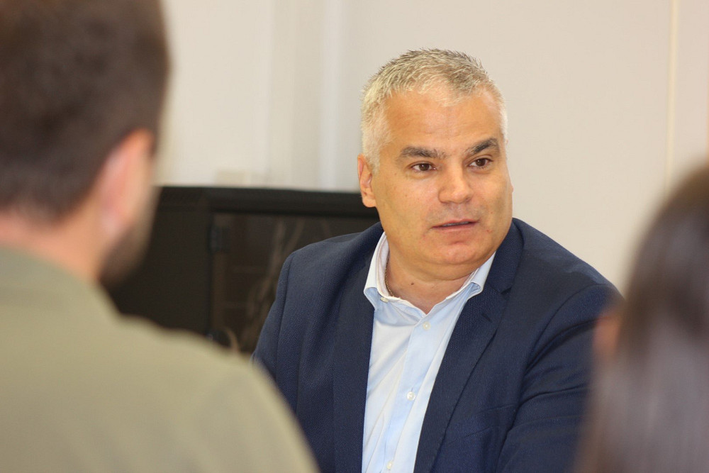 NOVI DIREKTOR UPRAVE OBČINE BOVEC SEJAD JUŠIĆ je ob nastopu funkcije zaposlenim namenil spodbudne besede ter poudaril pomen timskega dela, medsebojnega spoštovanja in strokovnosti pri opravljanju nalog v službi občanov.