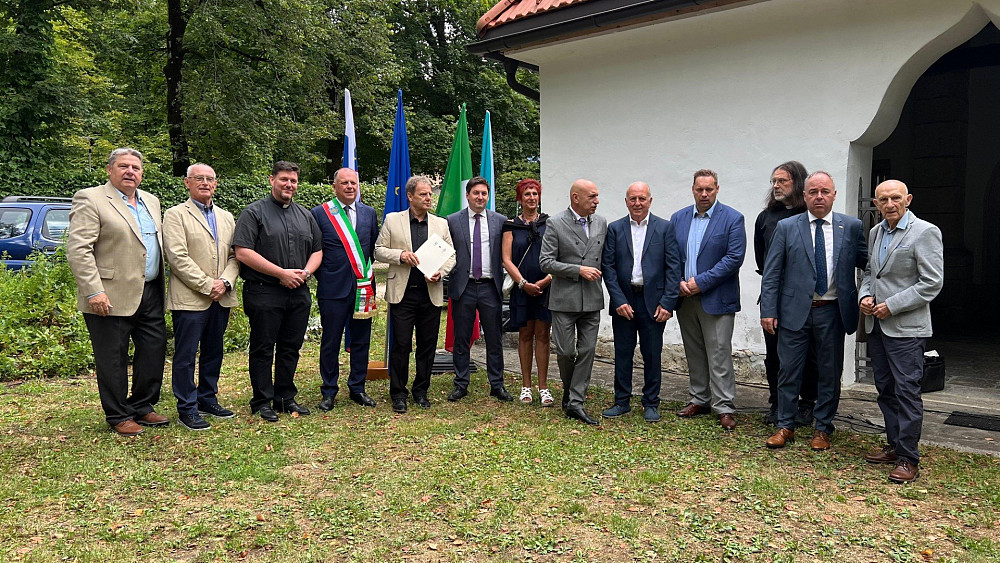 NA SLOVESNOSTI OB 20. OBLETNICI POBRATENJA STA ŽUPANA POBRATENIH OBČIN VALTER MLEKUŽ (BOVEC) IN MAURO STECCATI (ČENTA) POTRDILA ZAVEZO k poglobljenemu sodelovanju na vseh področjih – od kulture in športa do politike in gospodarstva. 