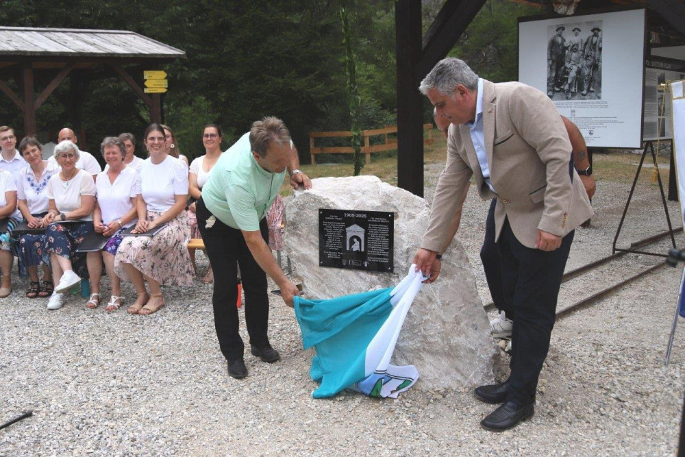 SPOMINSKA SLOVESNOST OB 120. OBLETNICI PREDORA ŠTOLN je povezala zgodovinski spomin, medobčinsko sodelovanje in čast rudarjem, ki so desetletja prehajali skozi ta skoraj pet kilometrov dolg predor.&nbsp;