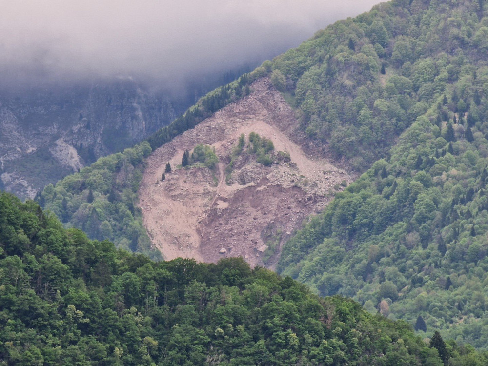 PO MAJSKEM DEŽEVJU SE JE ZNOVA SPROŽIL PLAZ NAD KOSEČEM; ogled terena je pokazal, da zaščitni ukrepi delujejo in zaenkrat ni neposredne nevarnosti.