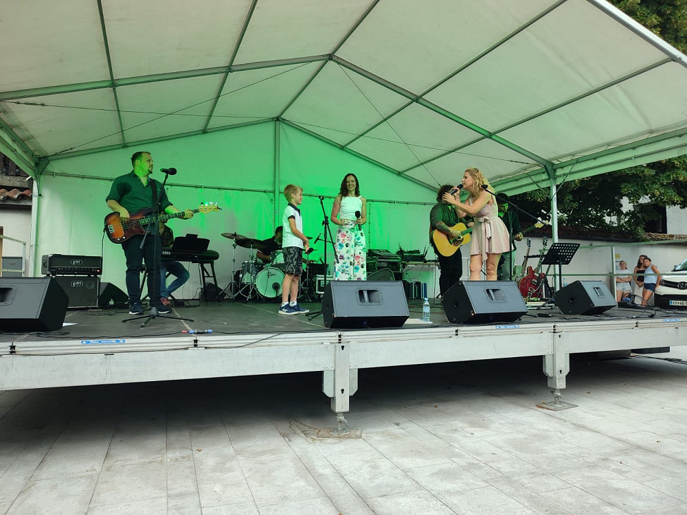 NA TRADICIONALNEM UP FESTU V KOBARIDU so Anika Horvat, Nina Pušlar in mladi glasbeniki iz Posočja ustvarili nepozaben večer.