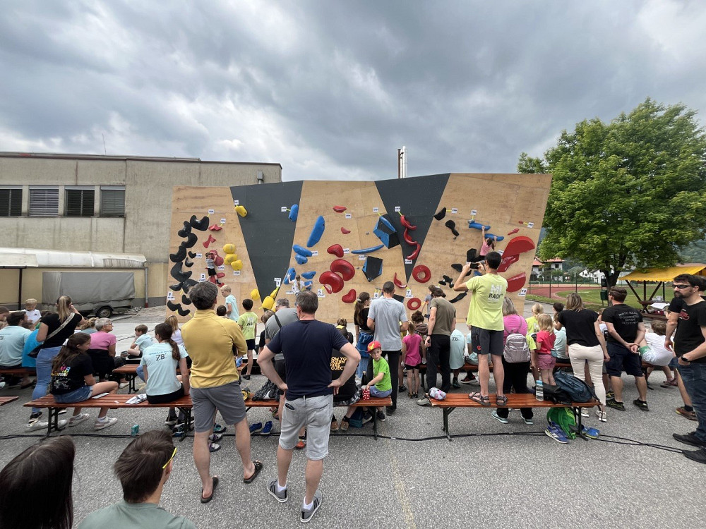 PRVA BALVANSKA TEKMA PLEZANJE NA KOBARIŠKE ŠTRUKLJE, ki je potekala pred Osnovno šolo Simona Gregorčiča v Kobaridu, je uspešno združila športno tekmovanje, adrenalin in lokalno kulinarično tradicijo.