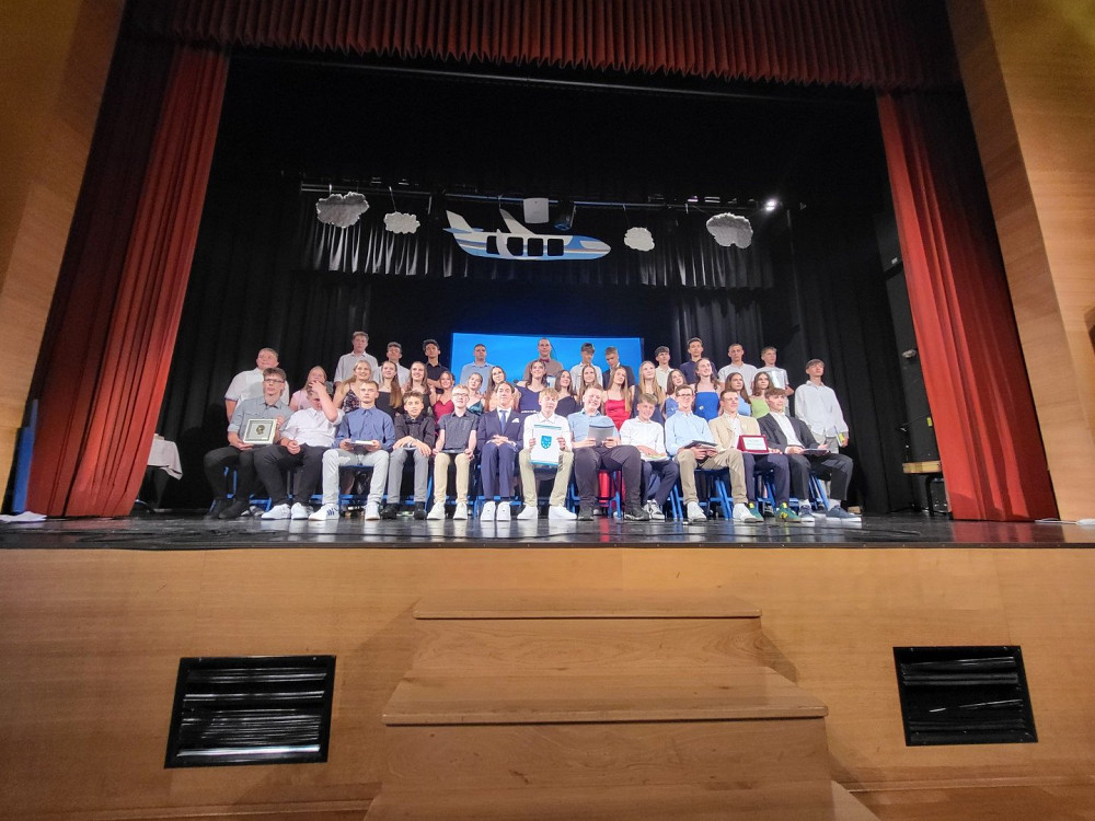 UČENCI LETNIKA 2010 SO SE NA SVEČANI VALETI V KULTURNEM DOMU SIMONA GREGORČIČA V KOBARIDU SKUPAJ Z RAZREDNIČARKAMA POSLOVILI OD OSNOVNOŠOLSKIH KLOPI ter se pripravili na novo poglavje svojega izobraževalnega in življenjskega potovanja. 