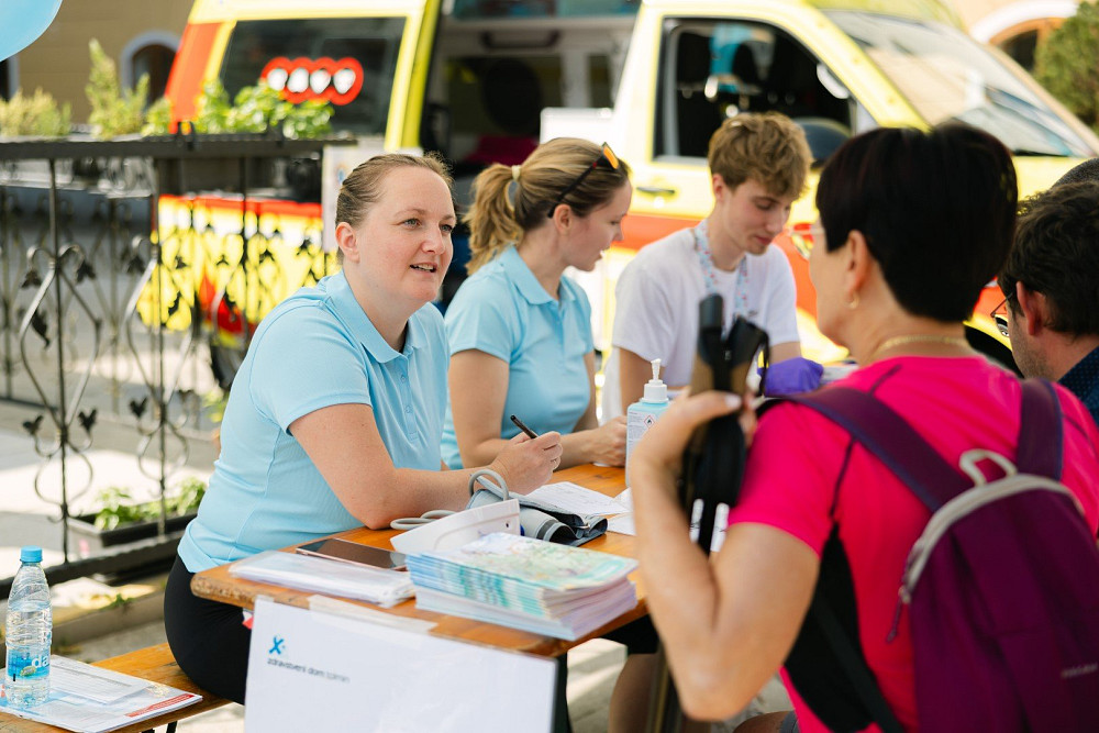 OBISKOVALCI LETOŠNJEGA FESTIVALA ZDRAVJA V TOLMINU SO LAHKO SODELOVALI V ŠTEVILNIH BREZPLAČNIH PREVENTIVNIH DEJAVNOSTIH, kot so meritve, svetovanja, masaže, pregledi vida in sluha, ob tem pa spoznali delo številnih društev in služb, ki skrbijo za varnost in zdravje v lokalni skupnosti.