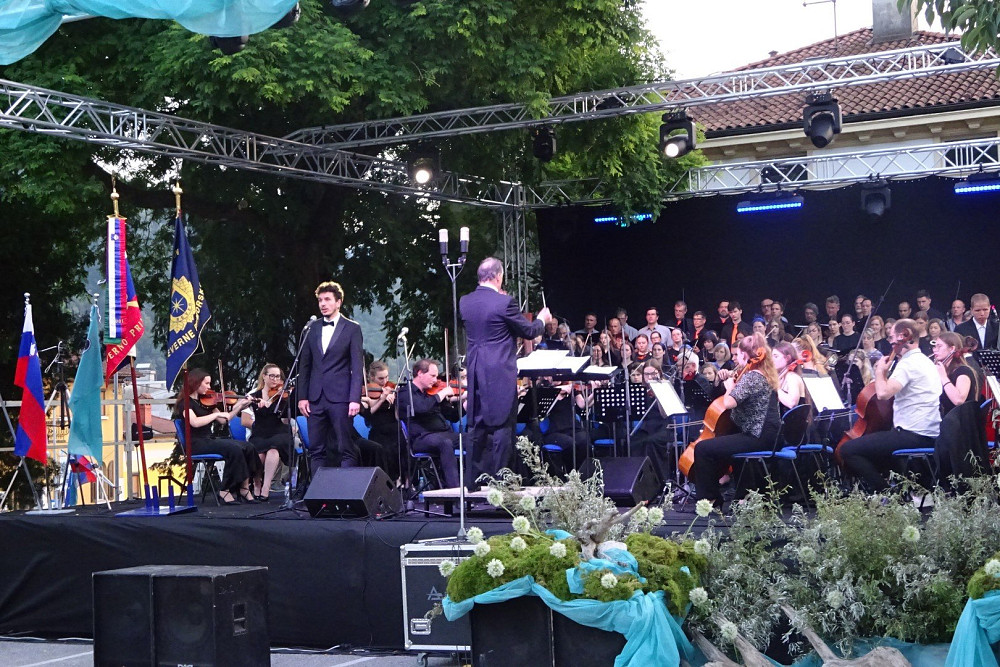 OB LETOŠNJEM DNEVU DRŽAVNOSTI je bilo v Tolminu še posebej slovesno. Na priložnostnem odru je v okviru jubilejnega koncerta Vse najboljše, Slovenija! nastopila množica glasbenikov in s skrbno izbranim programom navdušila številno občinstvo, ki sta ga v uvodnem delu občinske slovesnosti nagovorila župan in predsednik regijskega društva SEVER. Foto: Erika Gerbec