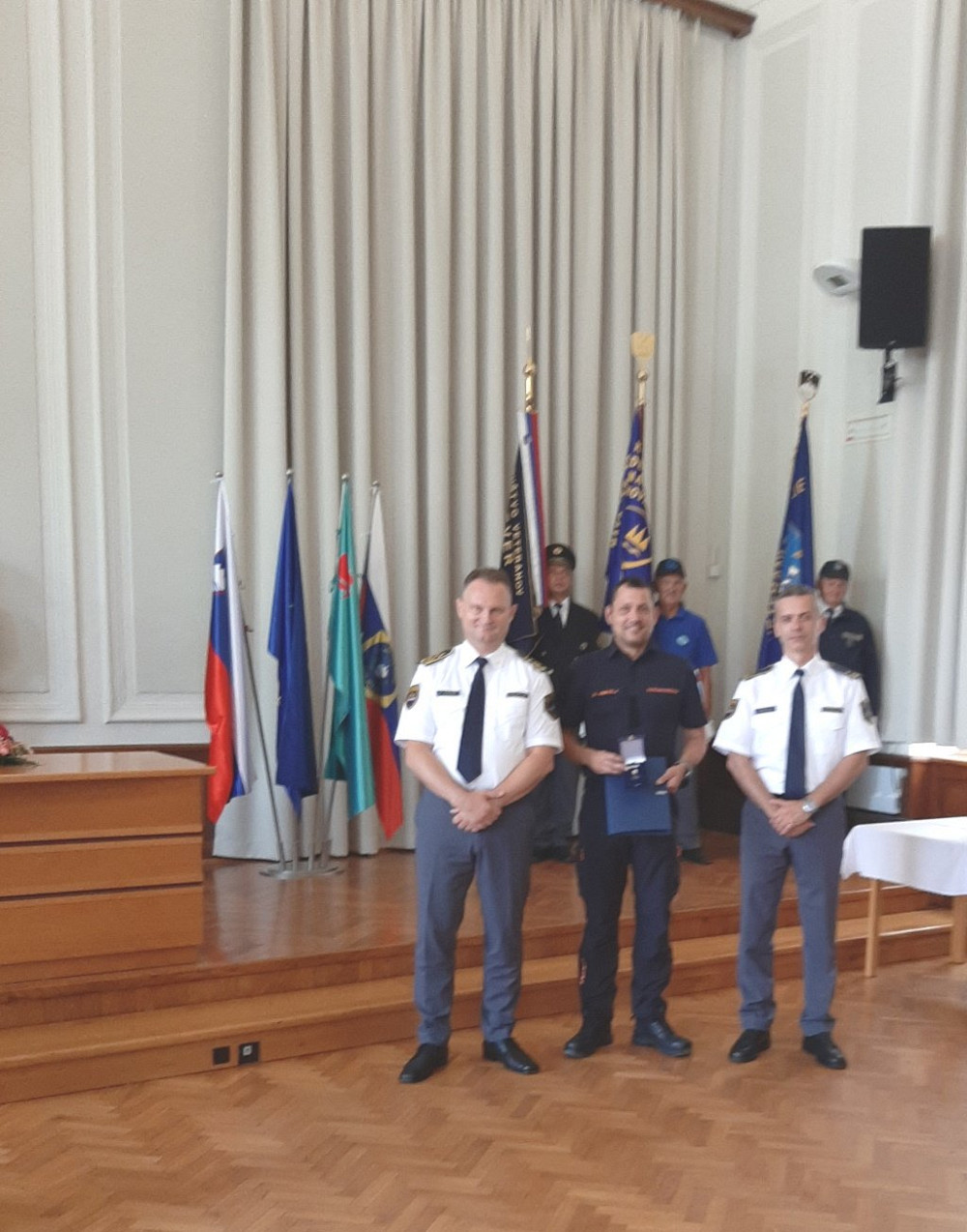 BRONASTI ZNAK ZA SODELOVANJE je na slovesnosti Policijske uprave Nova Gorica ob dnevu slovenske policije prevzel poveljnik tolminske civilne zaščite Miha Vencelj.