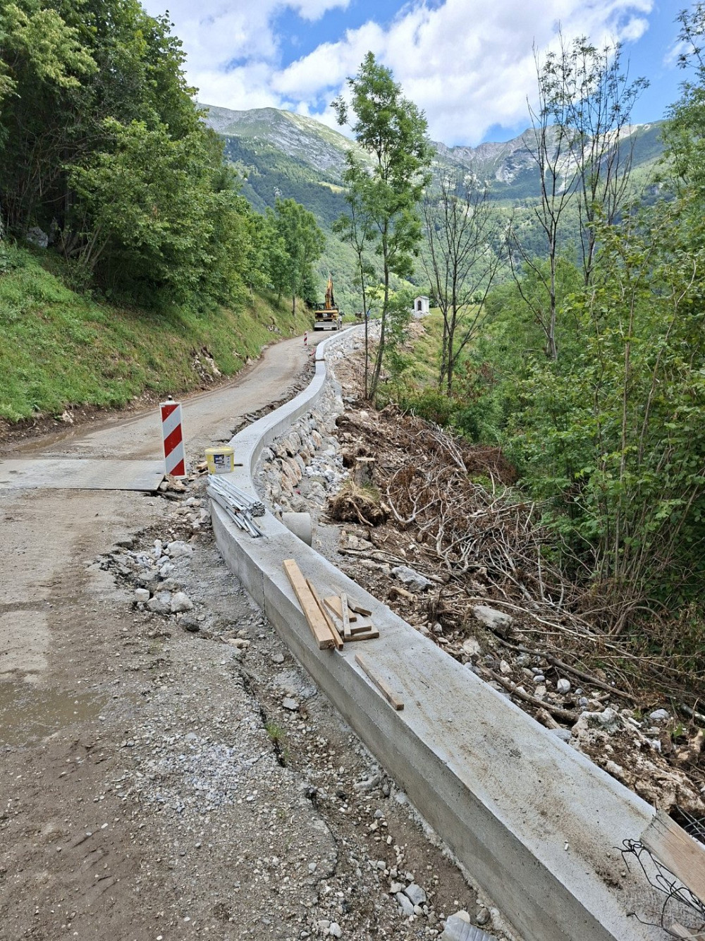 DEL RAZPOLOŽLJIVIH SREDSTEV, ki so ji letos na voljo iz naslova Zakona o Triglavskem narodnem parku, je Občina Tolmin med drugim namenila generalni sanaciji približno 300-metrskega odseka lokalne ceste od Tolminskih Raven proti Zadlaz-Žabčam.