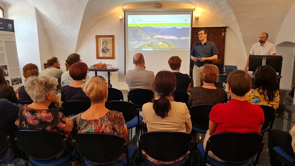 POTOPITVENA SOBA KOT SODOBNA ATRAKTIVNA IZKUŠNJA – Predstavnik ZRS Koper kot vodilnega partnerja dr. Tilen Glavina je v svoji predstavitvi izpostavil pripravo smernic za digitalno obravnavo kulturne dediščine ter poudaril pomen tako imenovanih potopitvenih sob. Te predstavljajo nove priložnosti za prezentacijo dediščine, saj obiskovalec s pomočjo različnih tehnologij v tem prostoru »vstopi« v preteklost. Na fotografiji je skupaj z vodjo projekta na Občini Tolmin Matejem Kavčičem.