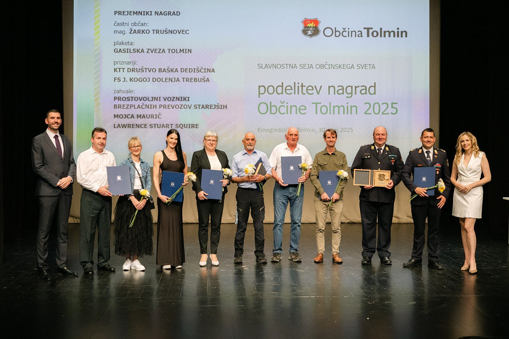 PREJEMNIKI NAGRAD OBČINE TOLMIN V LETU 2025 so (od leve proti desni med podeljevalcema, županom Alenom Červom in predsednico Komisije za priznanja in nagrade Kristino Lesjak): Folklorna skupina Justin Kogoj Dolenja Trebuša (nagrado sta prevzela predsednik Dominik Rijavec in mentorica Nives Gruden), Mojca Maurič, Kulturno-tehnično-turistično društvo Baška dediščina (predsednica Alenka Zgaga), mag. Žarko Trušnovec, prostovoljni vozniki projekta Brezplačni prevozi starejših (predstavnik Ivo Bellomo), Lawrence Stuart Squire in Gasilska zveza Tolmin (predsednik Jurij Kenda Maver in poveljnik Miha Vencelj).