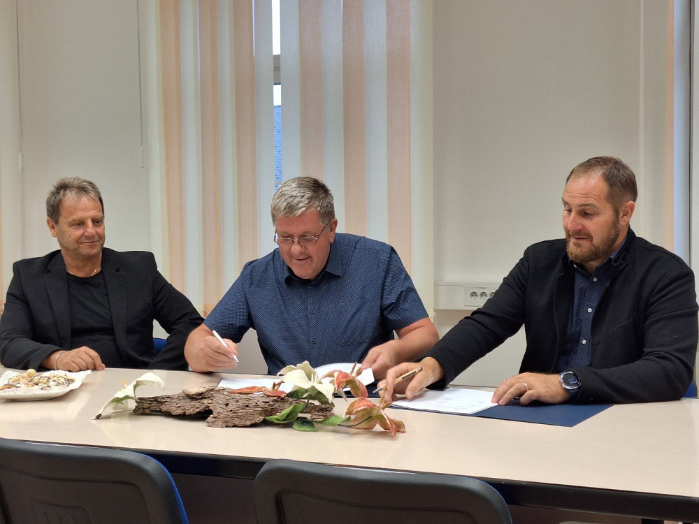 V SEJNI SOBI OBČINE BOVEC JE POTEKAL PODPIS POGODB ZA IZVEDBO ŠIRITVE KOTLOVNICE IN OMREŽJA DOLB BOVEC, s katerim se bo omogočila priključitev Hotela Kanin in drugih odjemalcev na sistem daljinskega ogrevanja na lesno biomaso ter nadgradnja kapacitete kotlovnice.