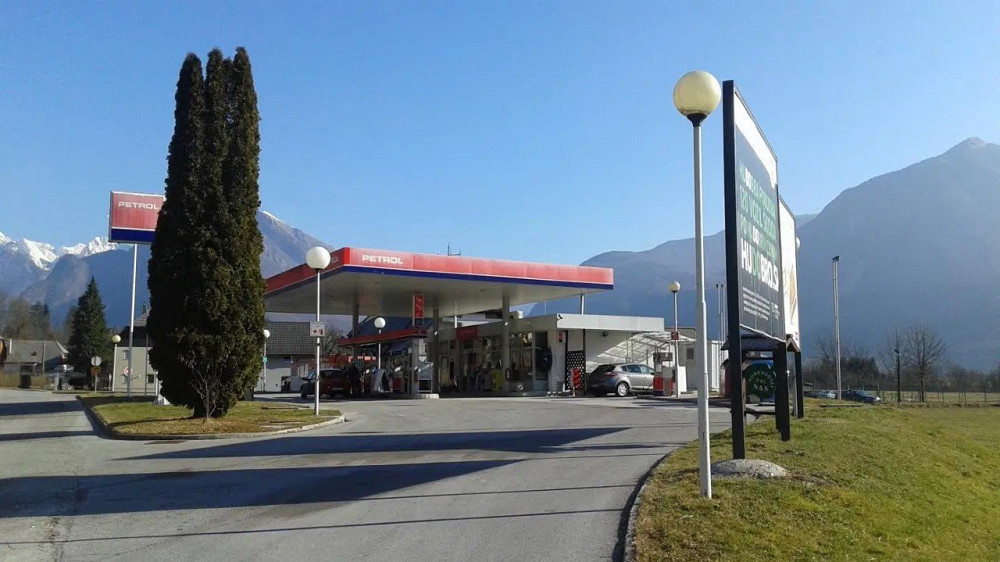 OBČINA BOVEC JE DRUŽBI PETROL NASLOVILA PREDLOG ZA UVEDBO SAMOPOSTREŽNEGA TOČENJA GORIVA 24 UR NA DAN, da bi zagotovili nemoteno oskrbo Bovškega.