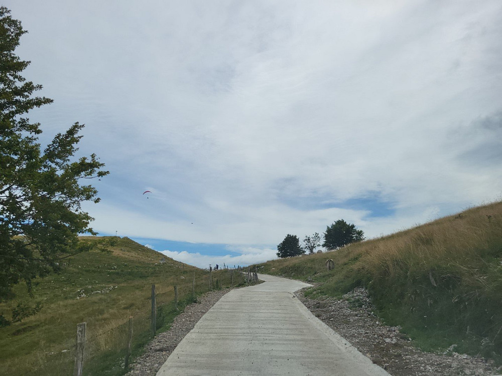 OBČINA BOVEC JE UREDILA ZGORNJI DEL CESTE UČJA–BOŽCA z armiranobetonskim voziščem, muldo in urejeno bankino, investicija pa je vredna skoraj 800 tisoč evrov (z DDV). 